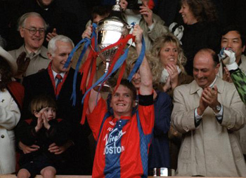 Geoff Thomas lifts the ZDS Cup Geoff Thomas lifts the ZDS Cup